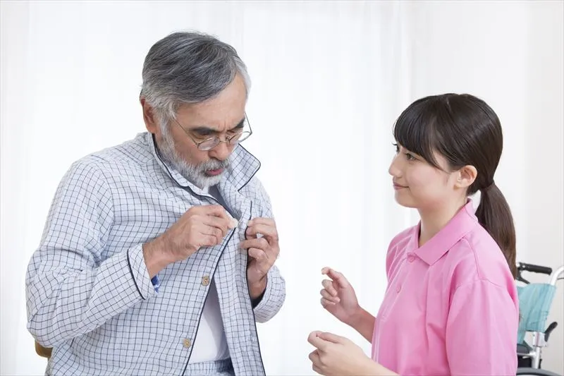 更衣介助を行う場合の注意点とは