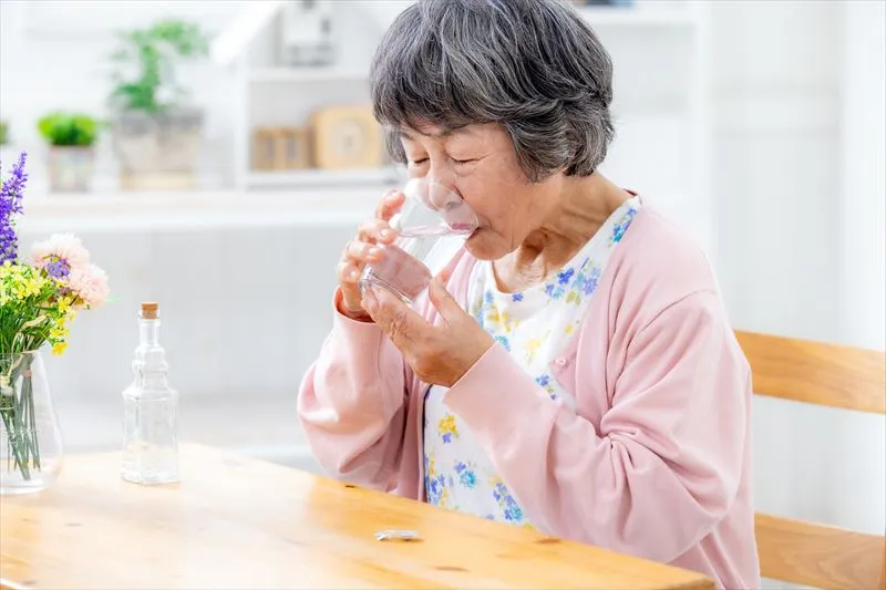 高齢者の水分補給をするタイミングはいつ？