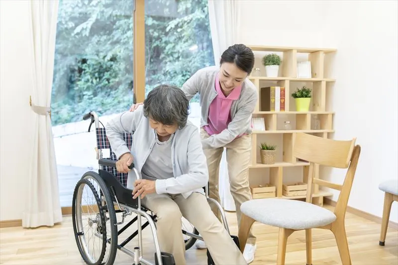 車椅子へ高齢者を移乗するポイントは？